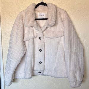 #CO281-NWOT- Women's Ivory Faux Fur Jacket-3x